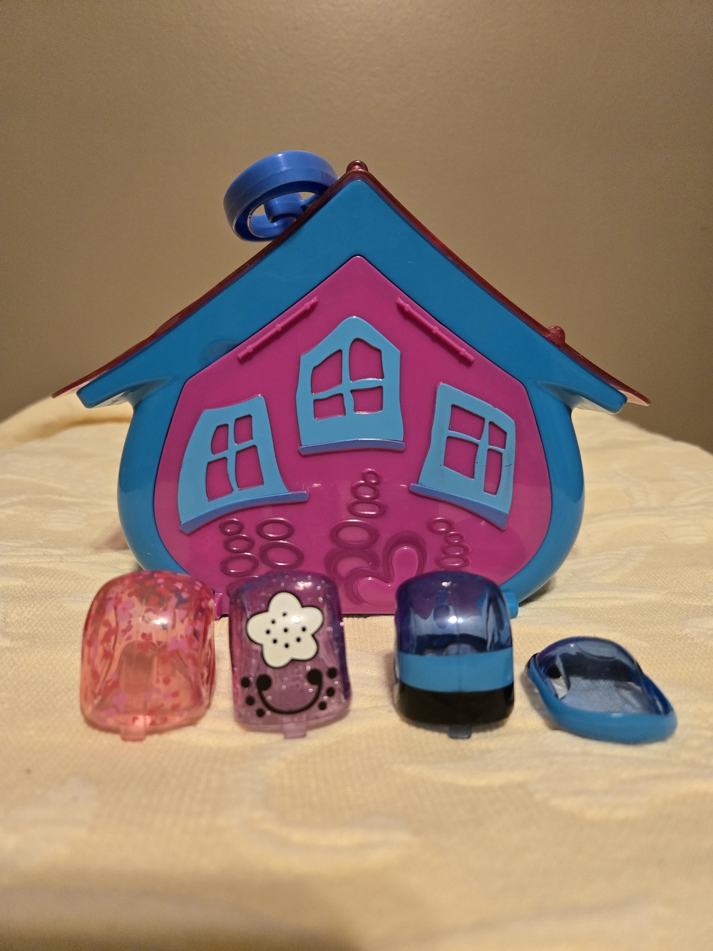Vintage 2011 Xia Xia Toys Confetti Cottage Carrying Case & 3 Bonus Shells